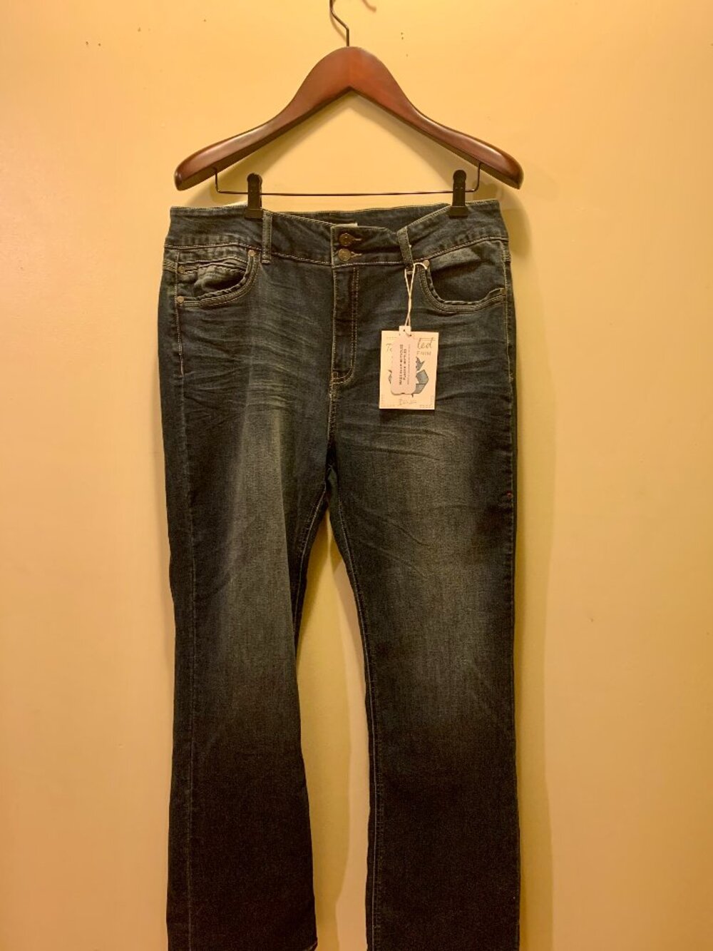 Women's NWT Bootcut Est 1946 Shape Enhancing Jeans size 16